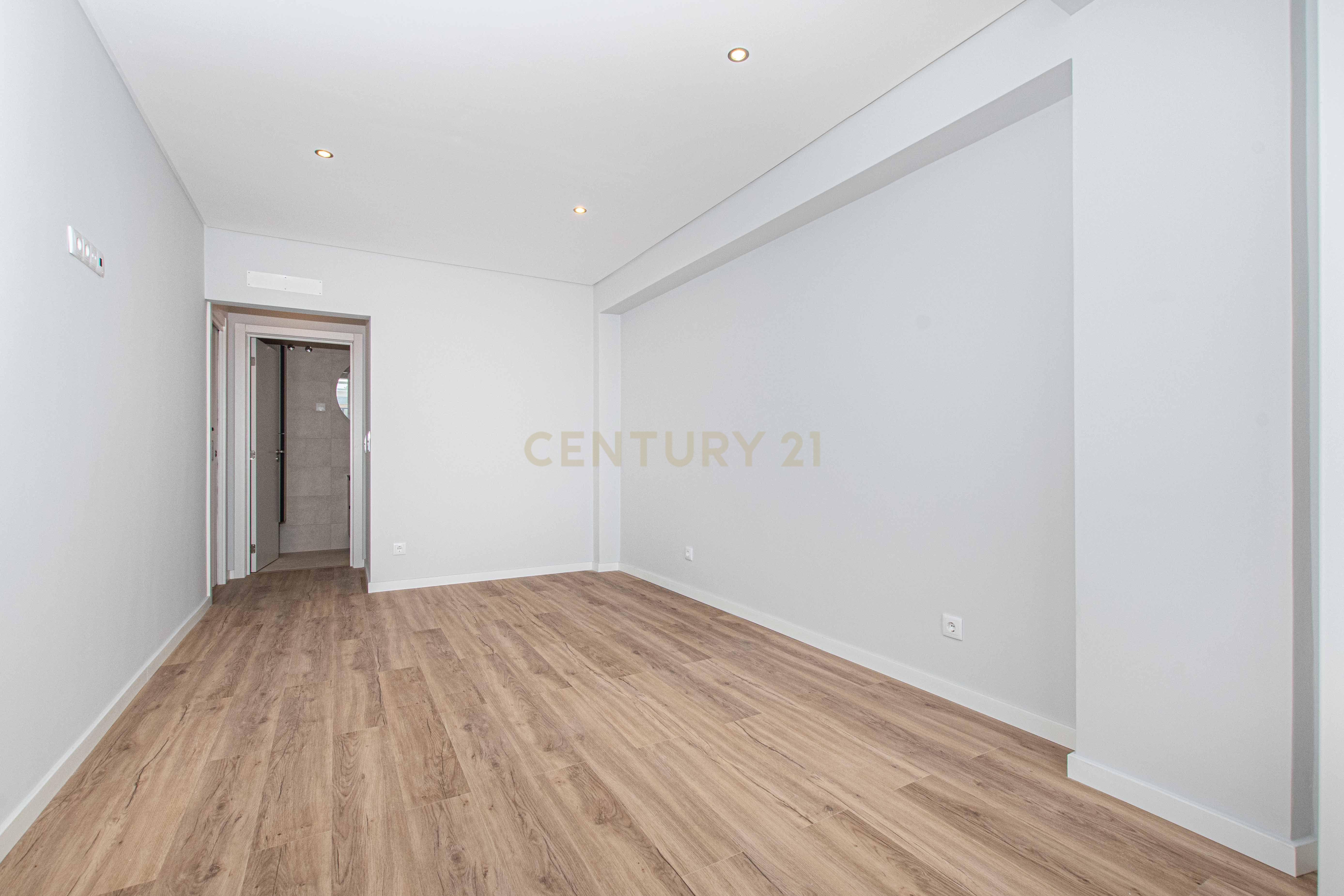 Fotografia 12 de T3 Totalmente Remodelado com Vista Rio | Cacilhas, Almada