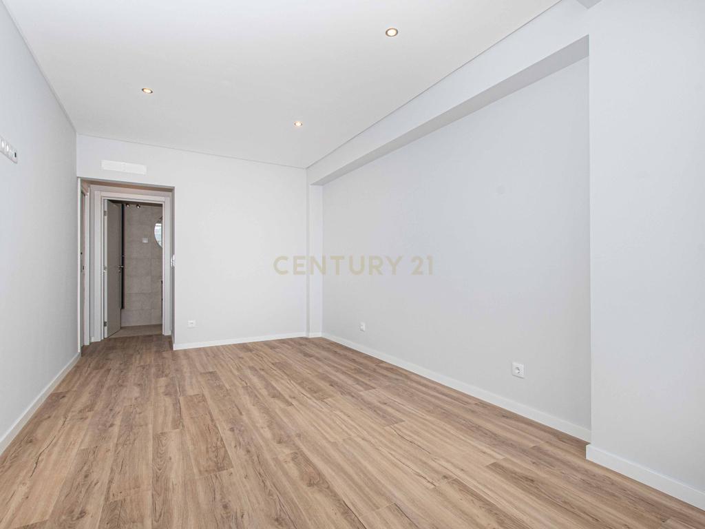 T3 Totalmente Remodelado com Vista Rio | Cacilhas, Almada - Image 12