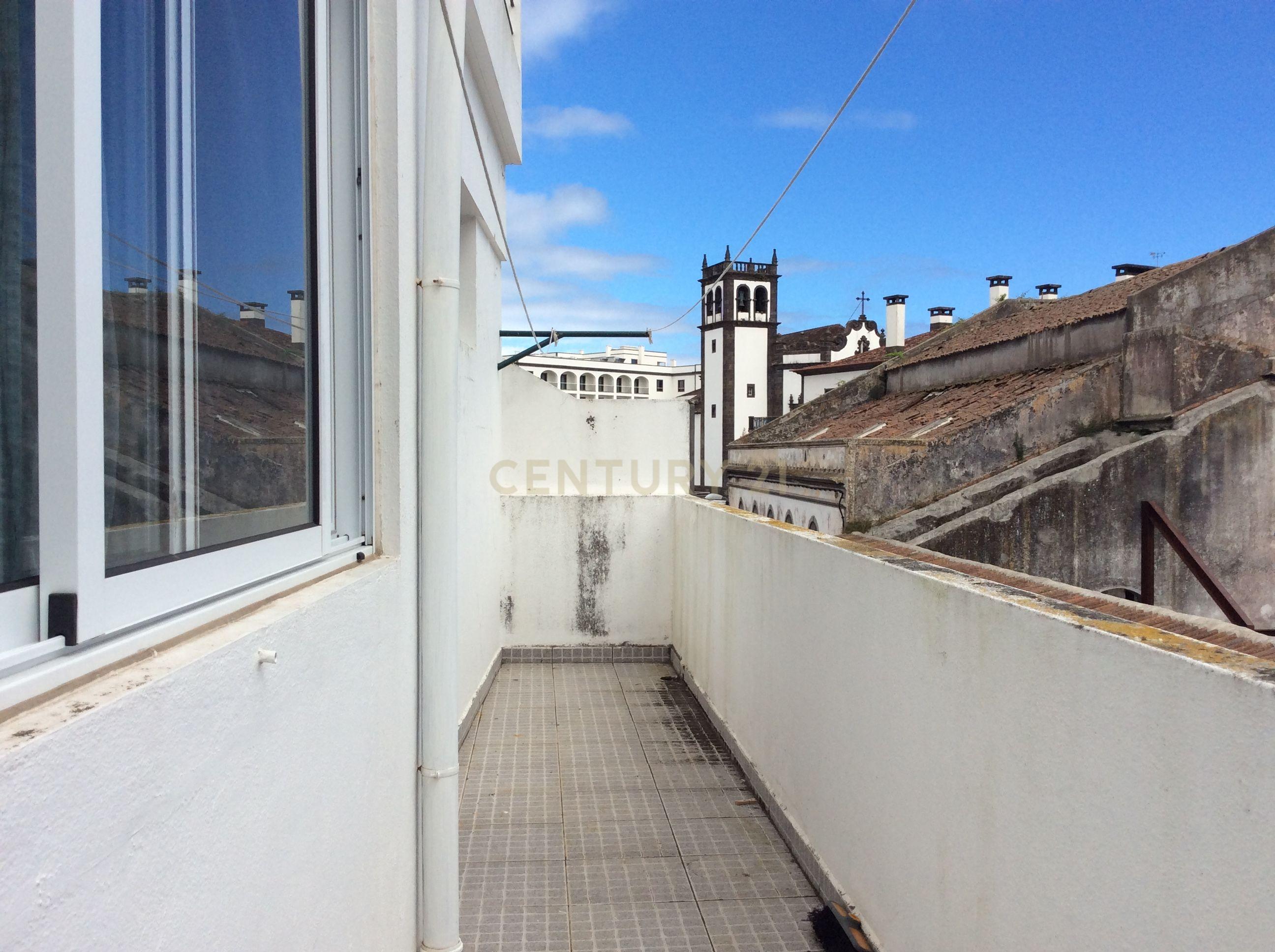 Apartamento T3 + 2 no centro da cidade de Ponta Delgada | Varanda | Terraço - Image 4