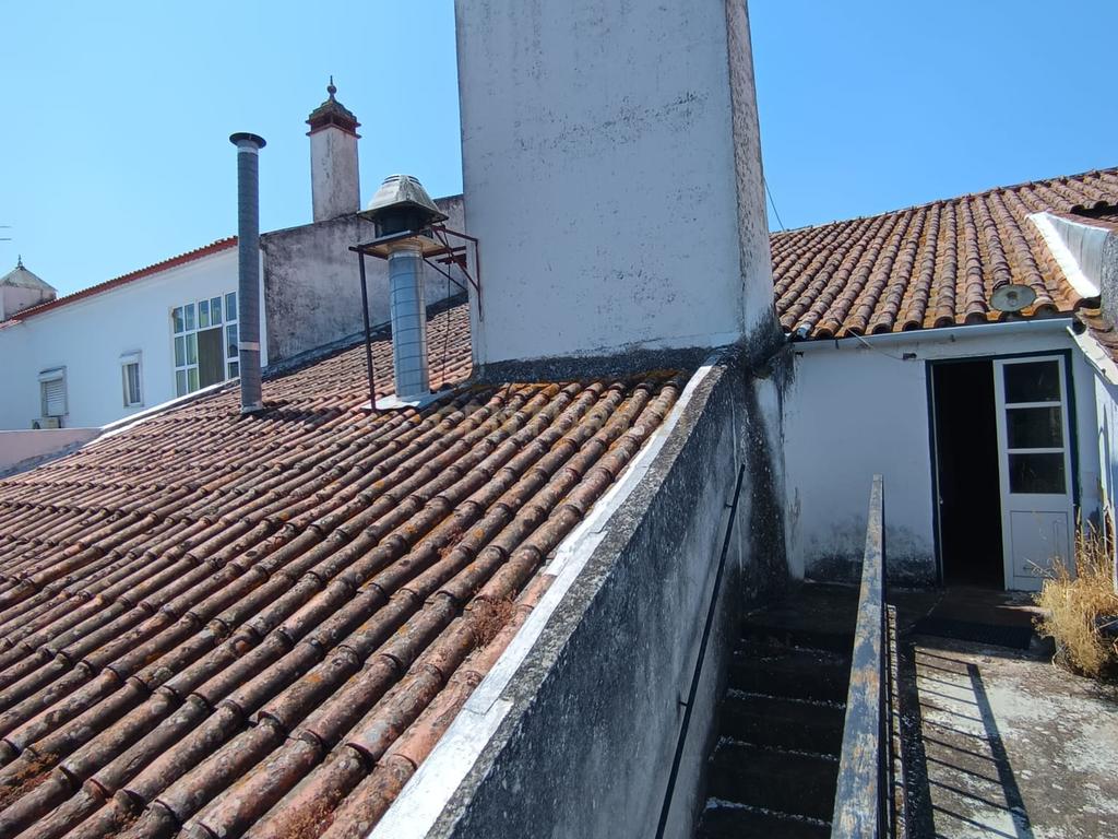 Prédio à Venda – Comércio e Habitação T4 no Centro de Santiago do Escoural - Image 35