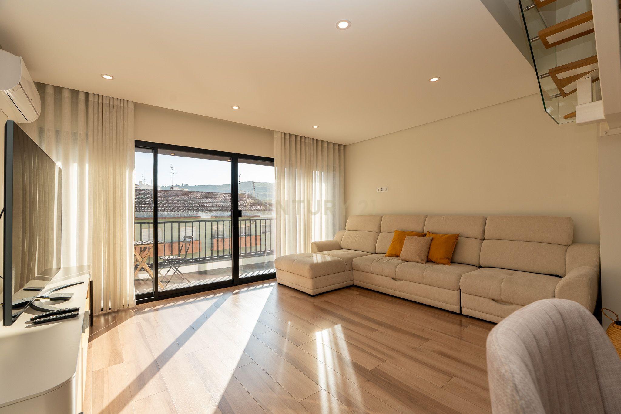 Apartamento T3+1 duplex, com terraço e estacionamento, no centro da cidade de Torres Vedras - Image 13