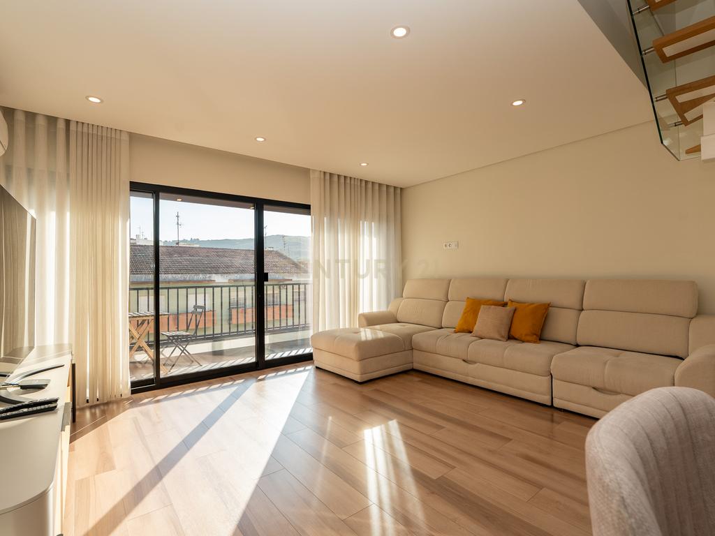 Apartamento T3+1 duplex, com terraço e estacionamento, no centro da cidade de Torres Vedras - Image 13