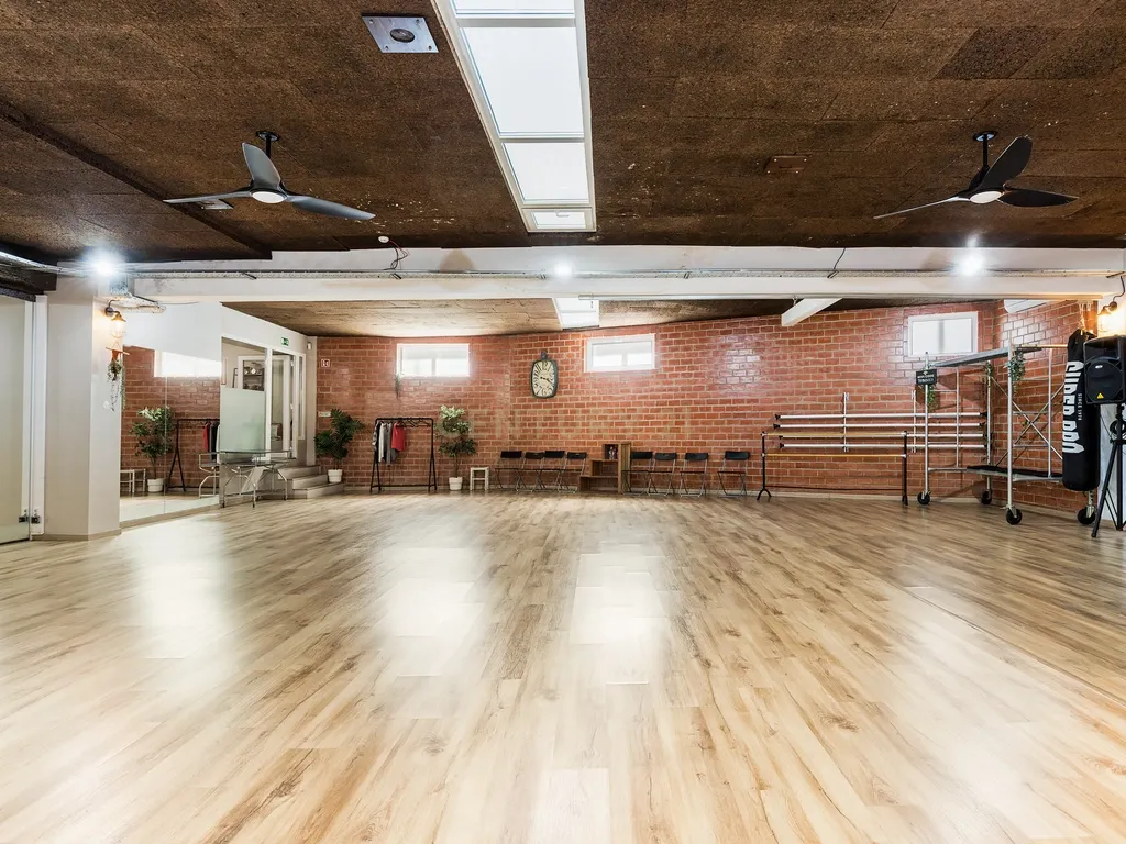 Oportunidade Única de Investimento: Espaço de 300m² no Jamor (Yield 9%) - Image 1