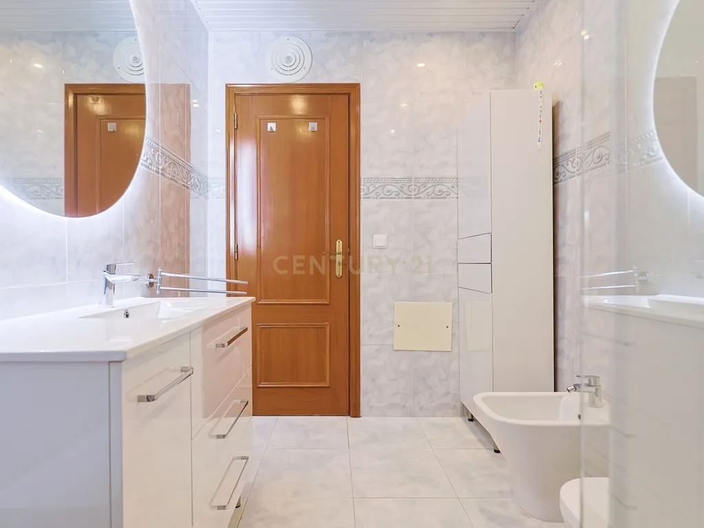 Apartamento T2 nas Quintinhas, Charneca de Caparica, com Terraço e Garagem - Image 11