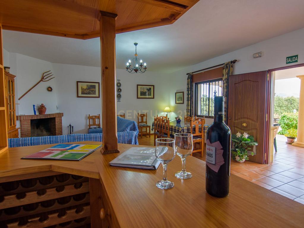 Uma propriedade rural rodeada pela natureza com uma casa de dois andares, piscina privada vedada e terraço para banhos de sol, licença turística, um olival produtivo, instalações para animais adaptáveis ​​e acesso pavimentado a apenas 10 minutos de Ronda. - Image 18