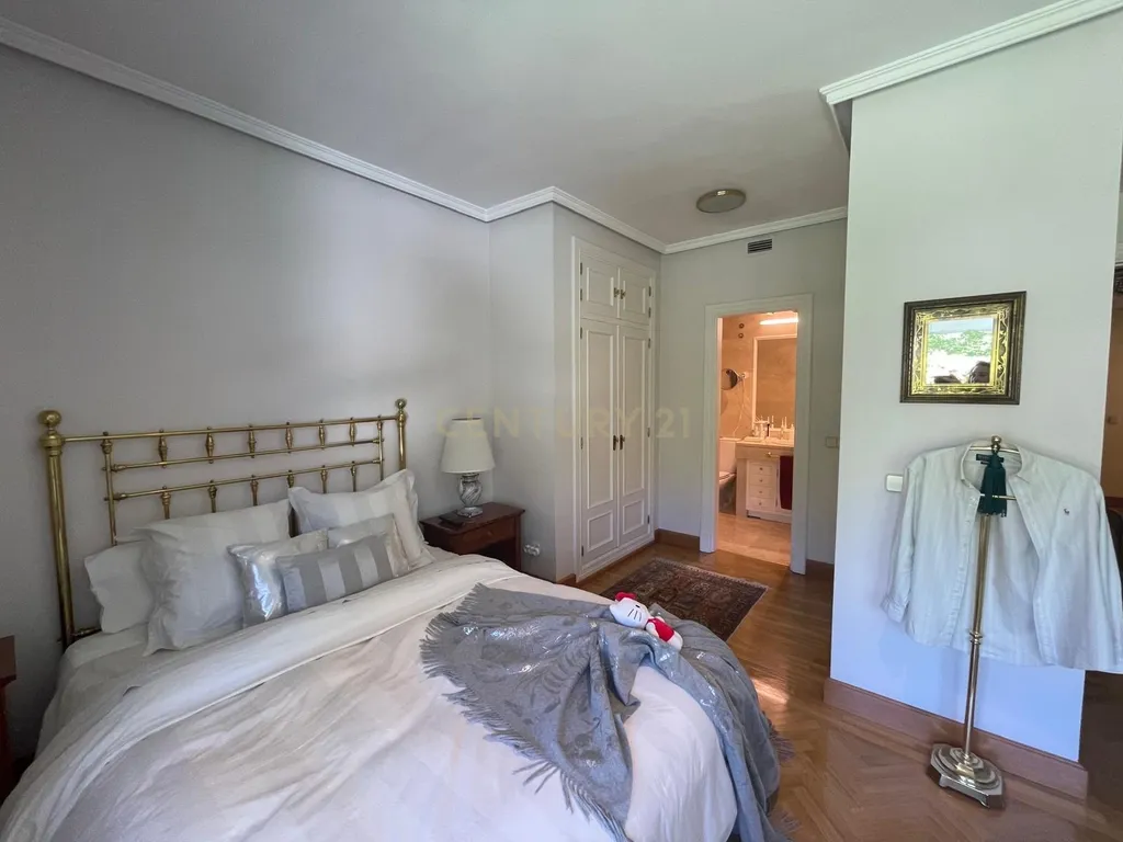 Luxuosa Moradia Renovada em Madrid com Vista para a Cidade - Image 22