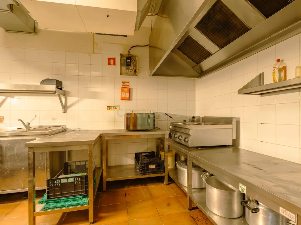 OPORTUNIDADE! ESPAÇO DE RESTAURAÇÃO MUITO BEM DECORADO E TOTALMENTE EQUIPADO EM LOCALIZAÇÃO CENTRAL DE LISBOA, GRANDE POTENCIAL PARA O SEU NEGÓCIO! - Image 16