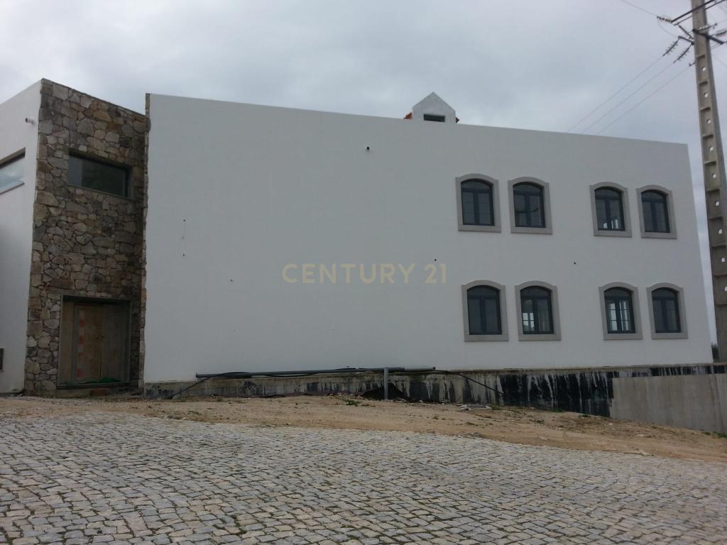 Terreno com Hotel em fase de acabamento, com uma área de 1.768 m² de construção. - Image 3