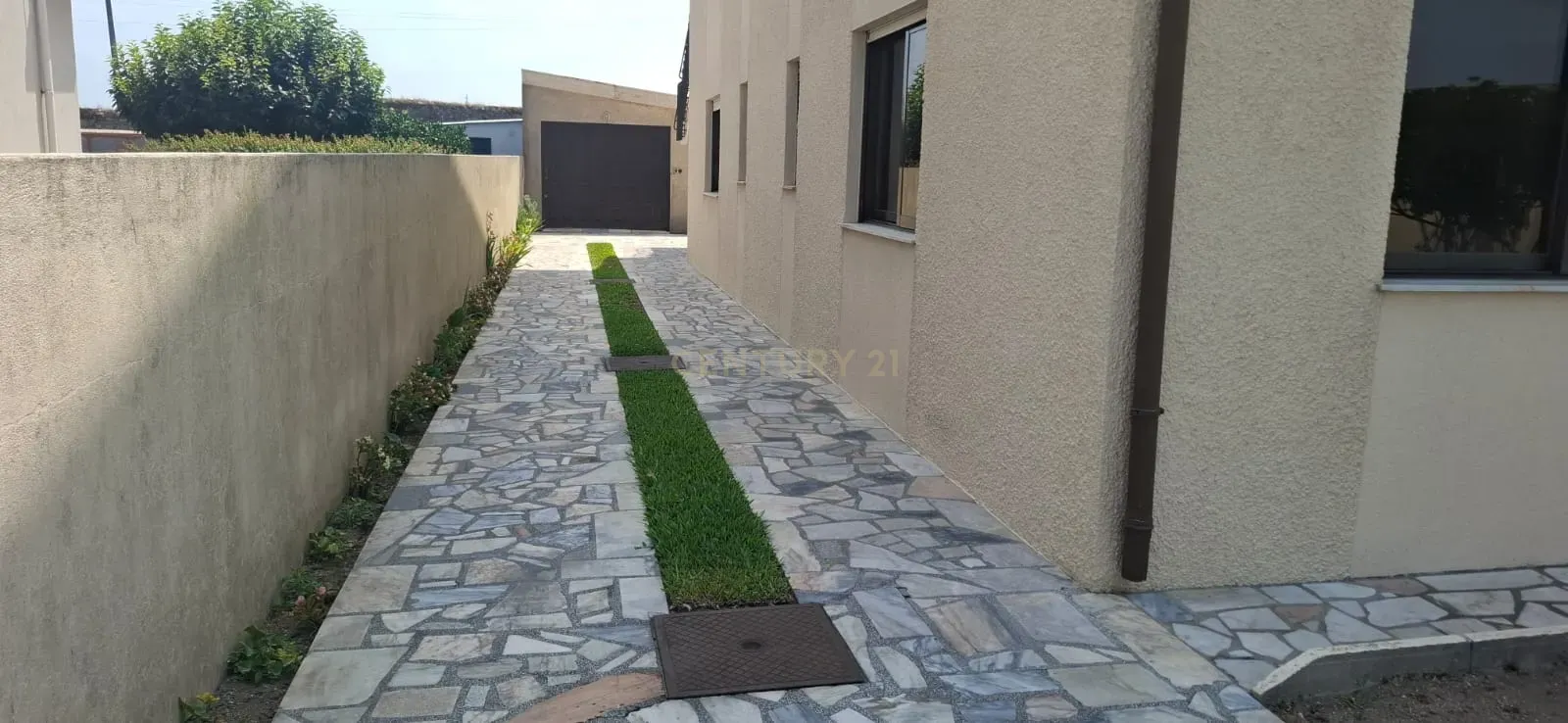 Fotografia 12 de MORADIA DE TRÊS PISOS, QUATRO FRENTES E UMA ÓTIMA ZONA EXTERIOR GIESTEIRA / PÓVOA DE VARZIM