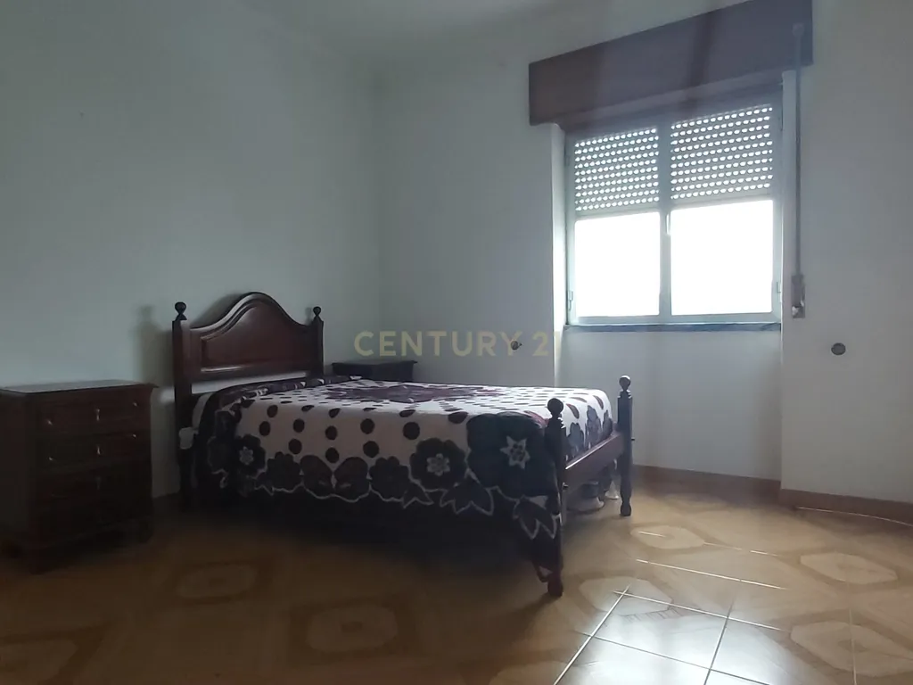 🌞 Apartamento T4 Luminoso com Excelentes Áreas e Garagem– Zona Premium de Beja - Image 2
