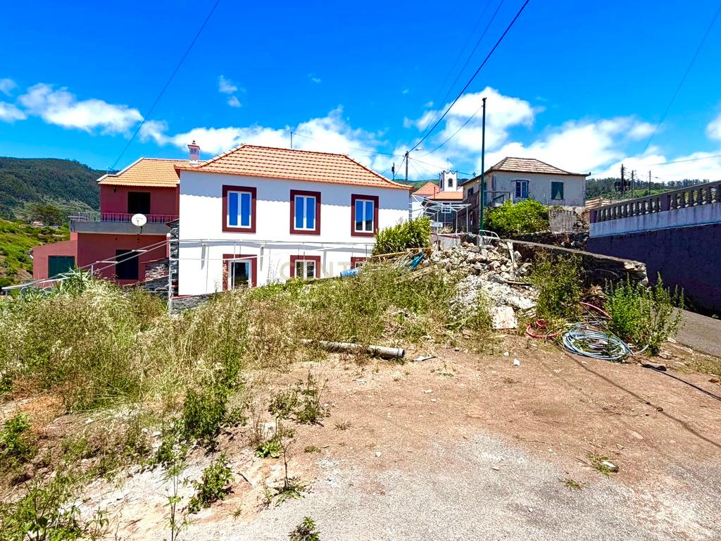 Moradia T2 com amplo terreno na Calheta - Image 2