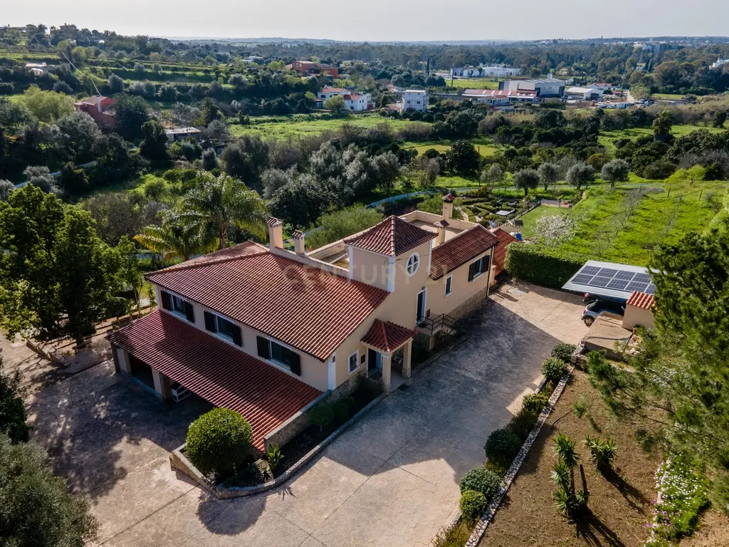 ESPETACULAR MORADIA COM PISCINA, GARAGEM, JARDIM E TERRENO - Image 9