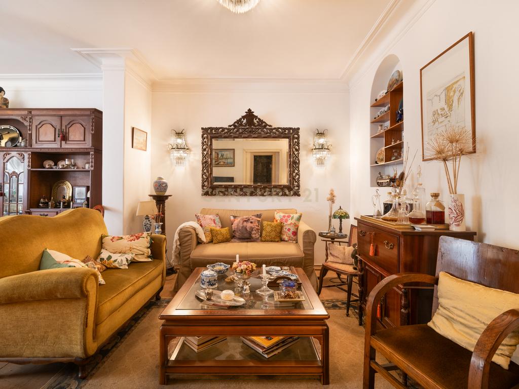 Apartamento T4+2 com logradouro de 187,75 m² na Estrela - Image 3