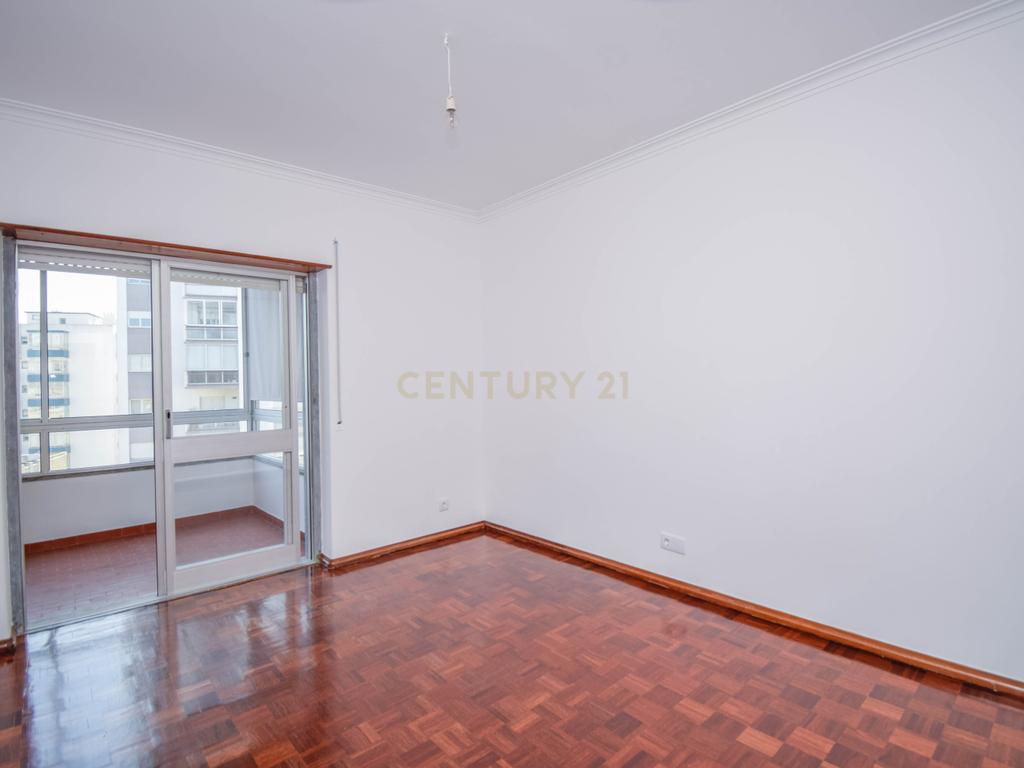 Apartamento T3 com Vista Mar, em São João do Estoril - Image 1