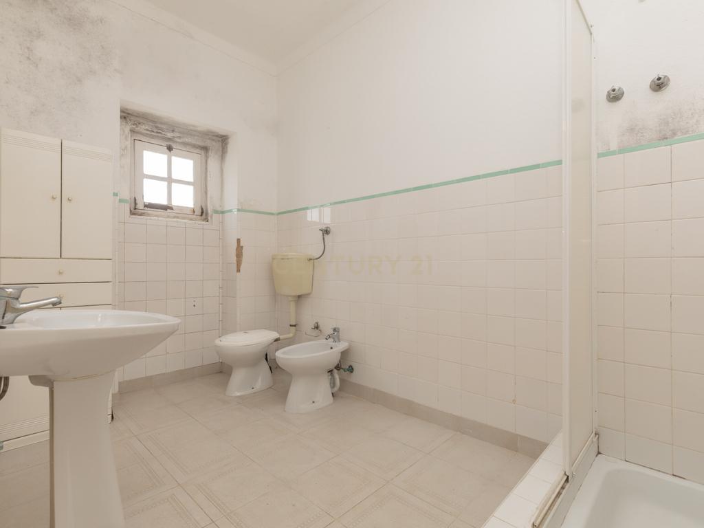 Moradia T6 com Jardim e Vista Panorâmica em Avis - Image 12