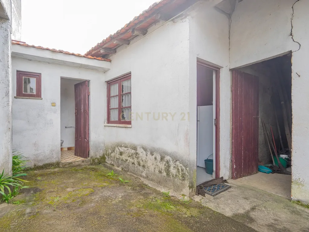 Moradia T3 para recuperar com terreno a 1,5km do centro de Vila Nova de Poiares - Image 13