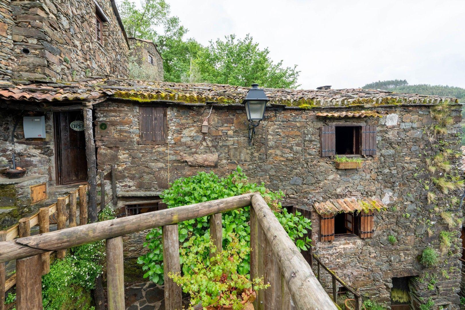 Fotografia 8 de Excelente Prédio de Xisto no Centro da aldeia de Talasnal