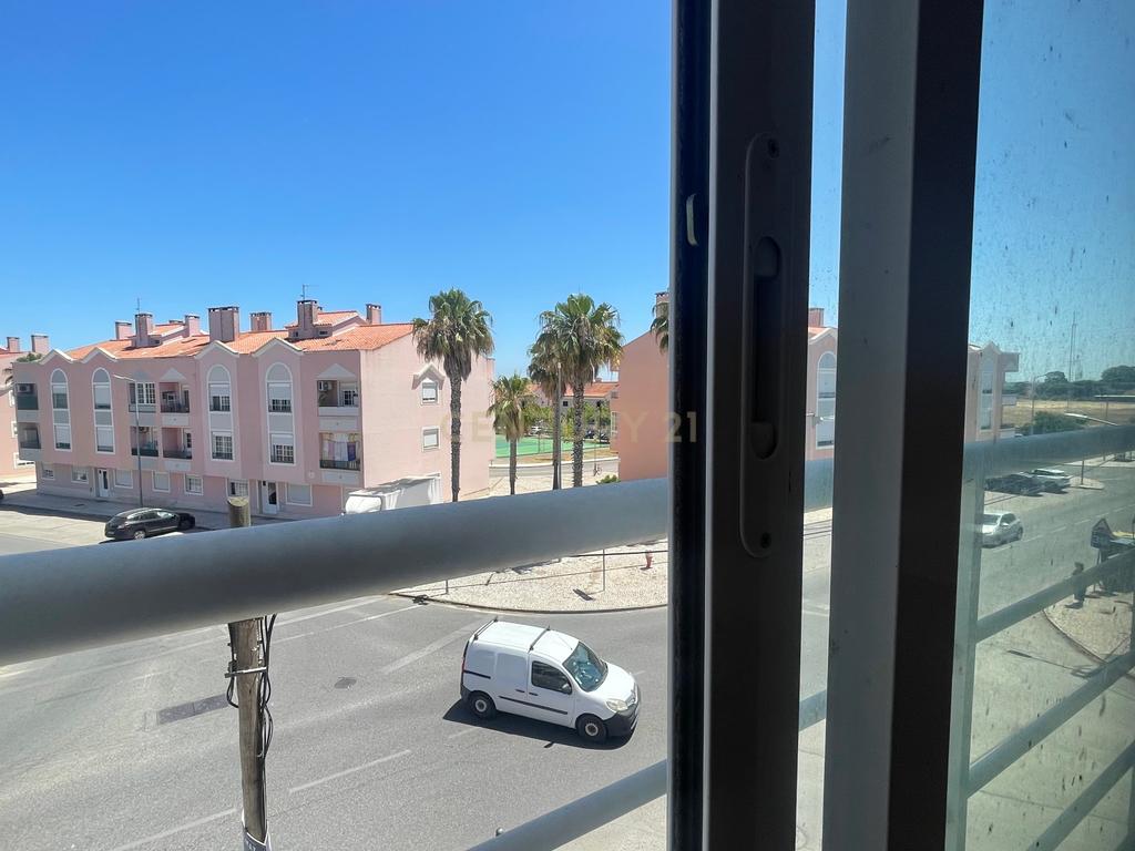 Apartamento T3, com Varanda, Arrecadação e 3 Lugares de estacionamento, no Pinhal Novo - Image 12