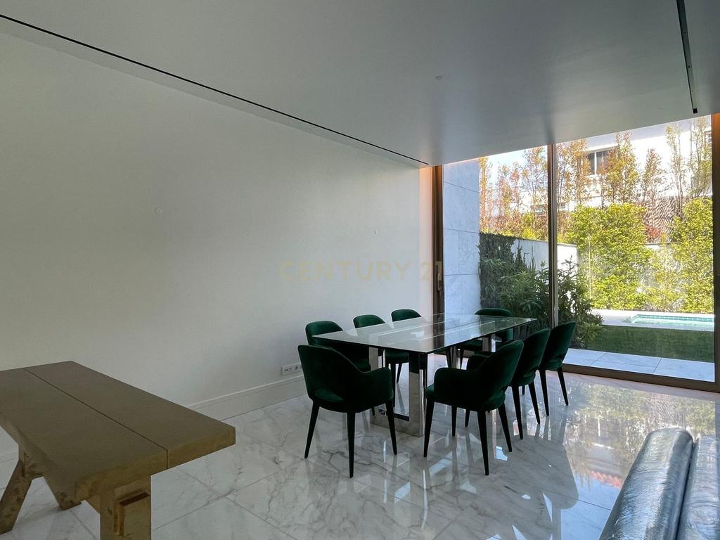 Moradia T3+1 em Cascais com Piscina Privada, Varandas e Jardim - Image 5