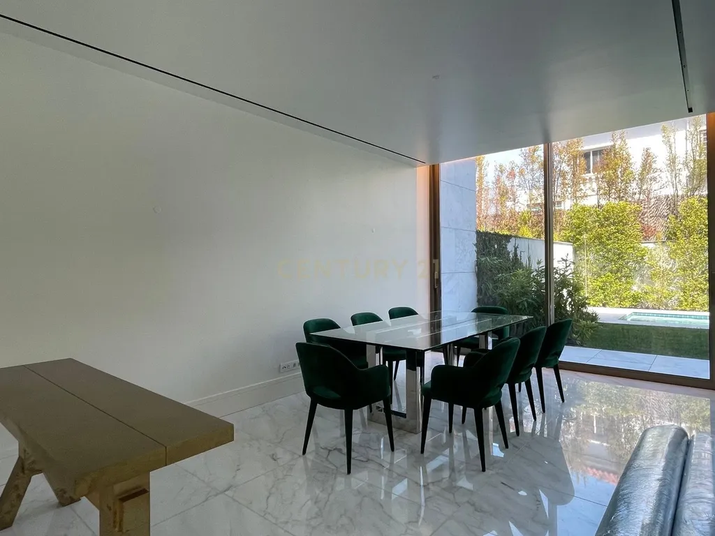Moradia T3+1 em Cascais com Piscina Privada, Varandas e Jardim - Image 5