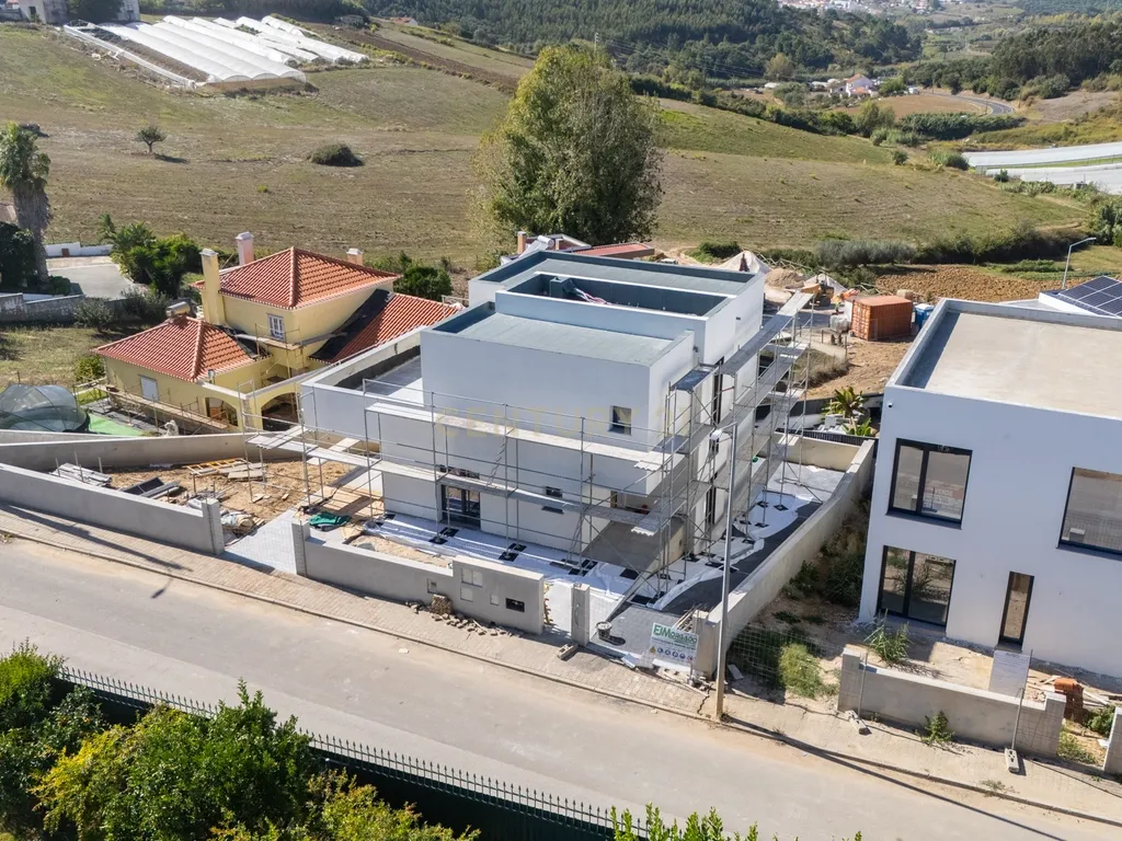 Moradia T3+1 Nova: O Equilíbrio Perfeito Entre o Campo e a Cidade - Mafra - Image 43