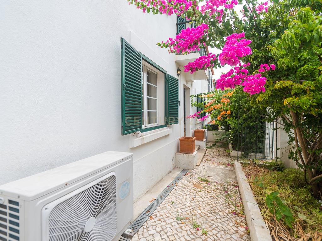 Moradia T3 + 1 Renovada com Jardim e Piscina em Penha de França, Lisboa - Image 73