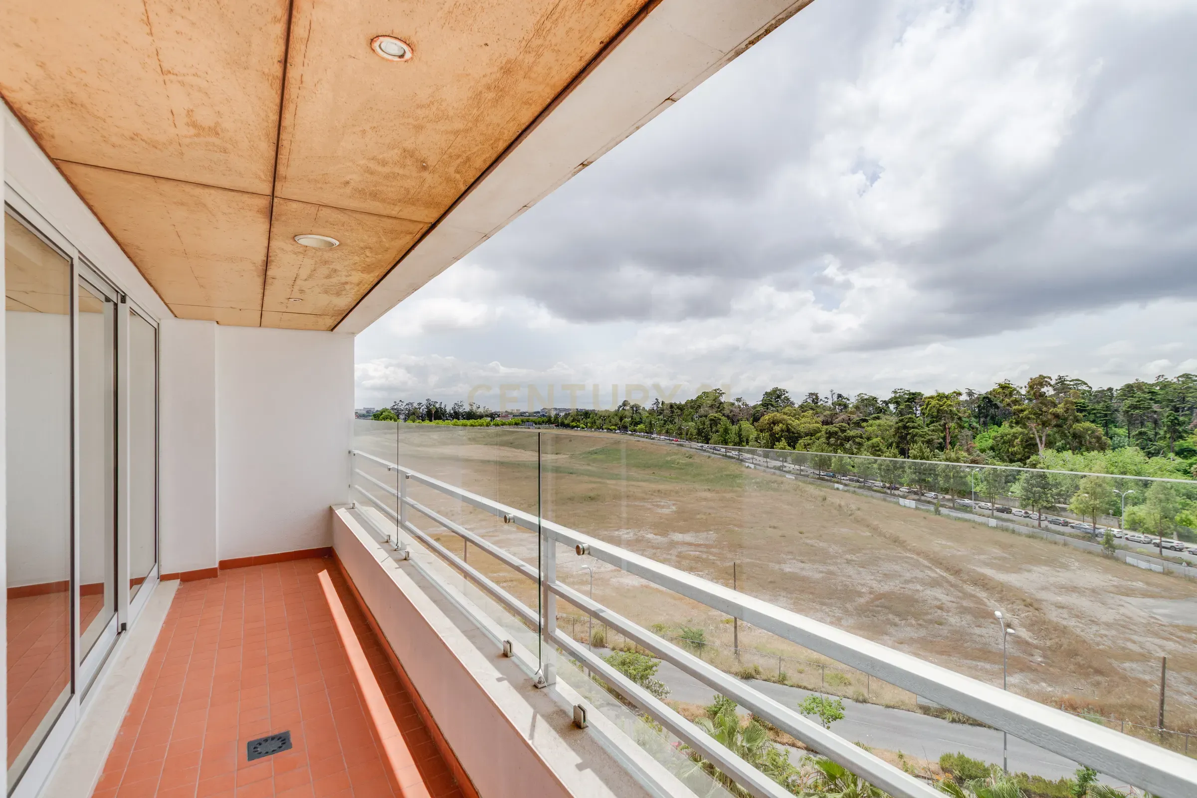Apartamento T2 com Vista Panorâmica em Lisboa - Image 1