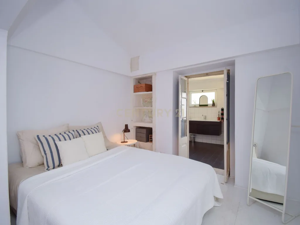 Apartamento com mezzanine e potencial de reconversão na Estrela - Image 17