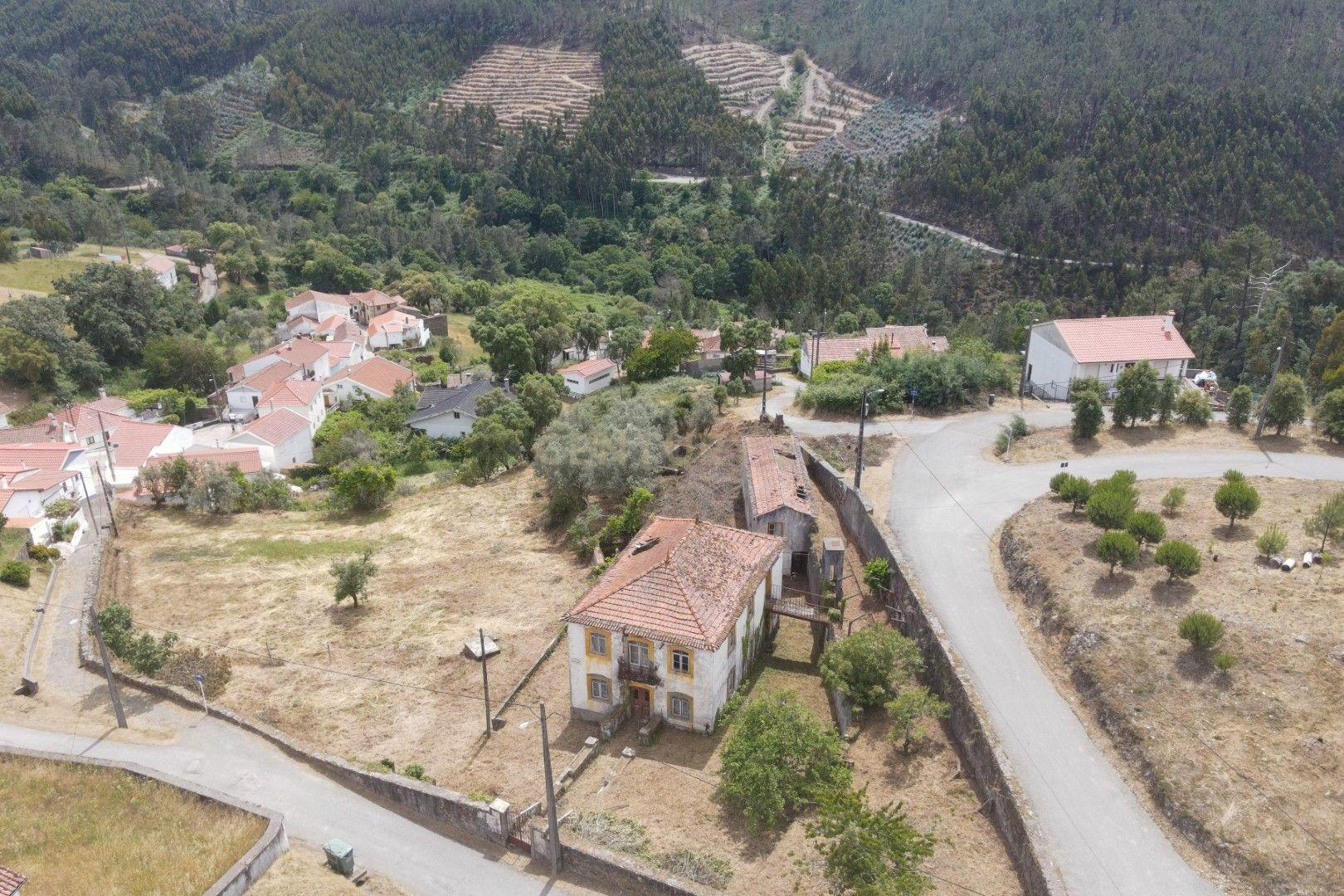 Fotografia 6 de Quinta com duas casas independentes para restaurar e poço