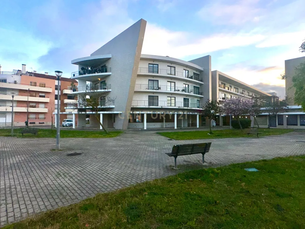 Apartamento T4 com Terraço, Varandas, Garagem e Lugar de Estacionamento, na Vila Serena, Pinhal Novo - Image 32