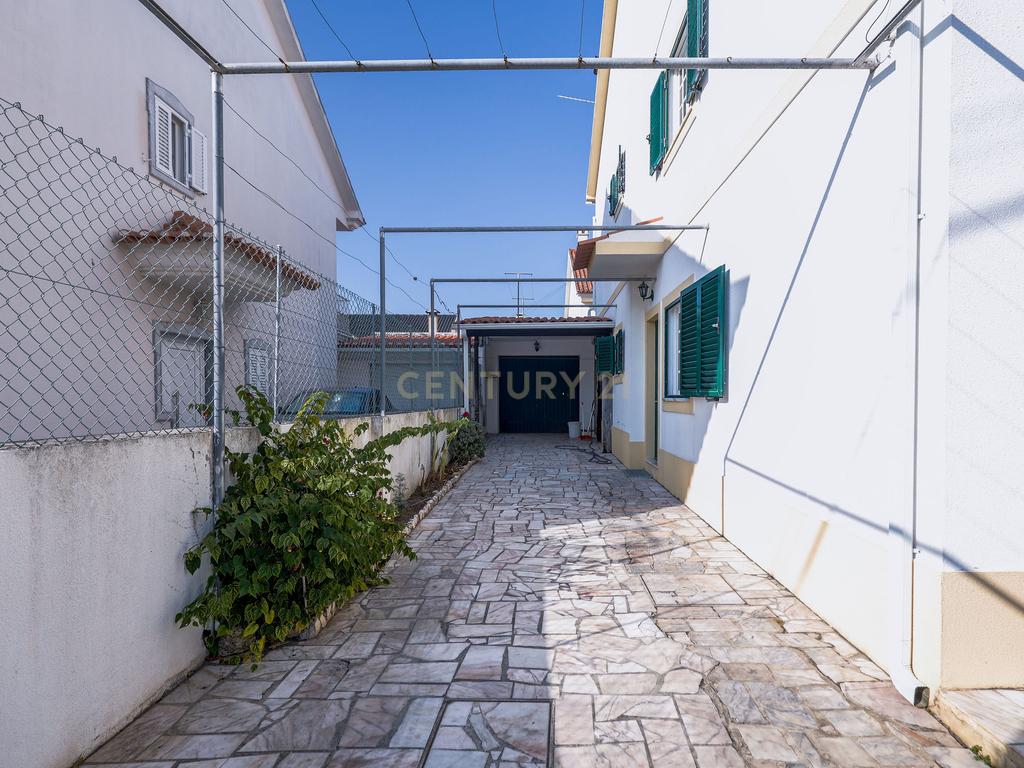 Moradia T3 com Garagem, Espaço Exterior e Sótão Aproveitável na Quinta do Conde - Image 17