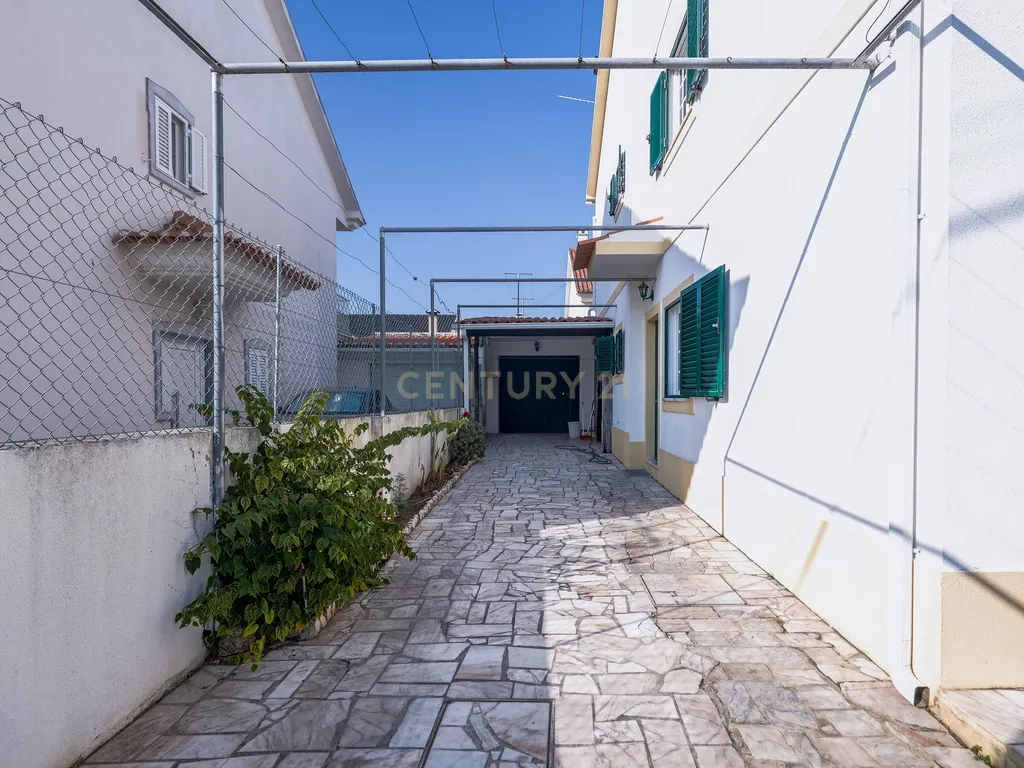 Moradia T3 com Garagem, Espaço Exterior e Sótão Aproveitável na Quinta do Conde - Image 17