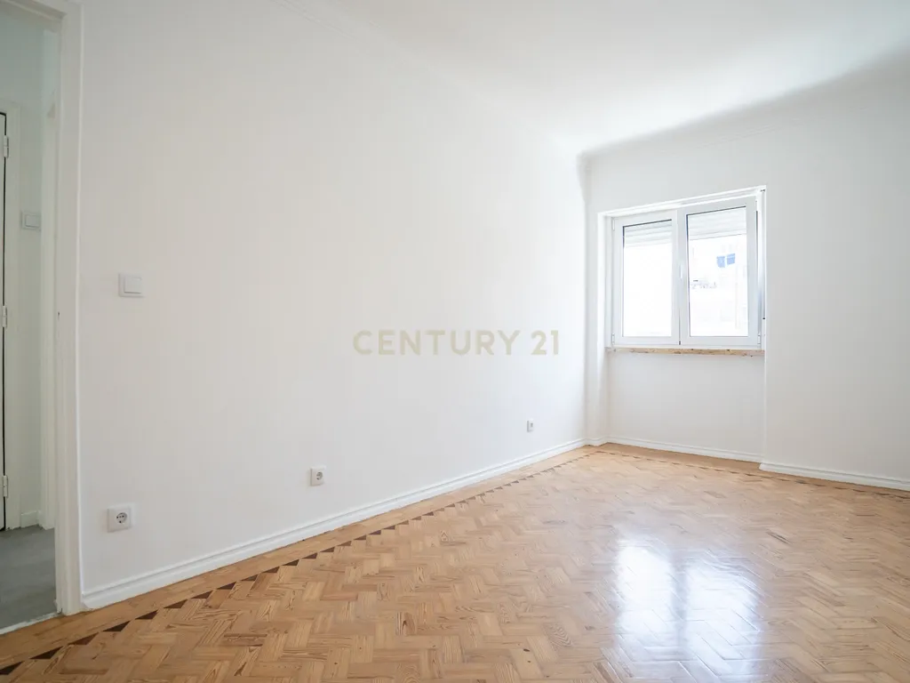 Apartamento Remodelado em Moscavide, Loures - 2 Quartos com Terraço - Image 18