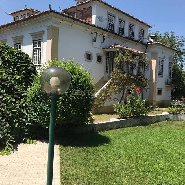 Palacete de Luxo com Piscina: Refúgio Histórico no Coração de Lousã - Image 2