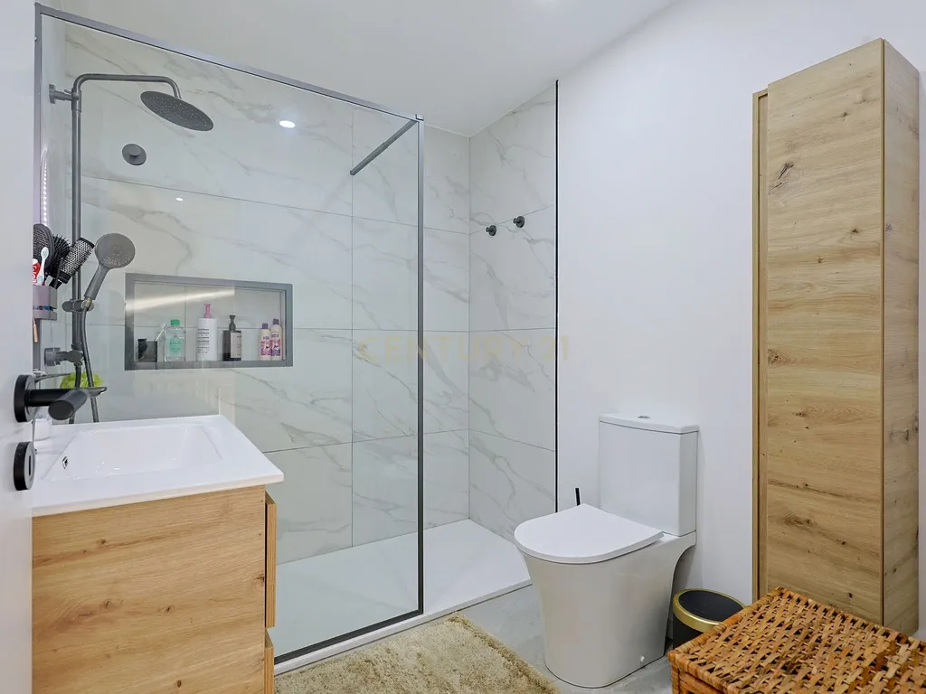 Apartamento T3 Duplex Remodelado no Centro de Corroios - Image 11