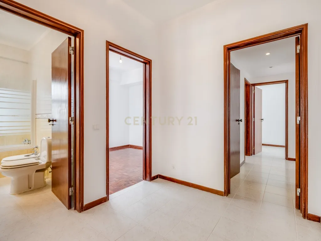 Apartamento T 4 em Faro no centro da cidade a 300m do mercado Municipal. - Image 7