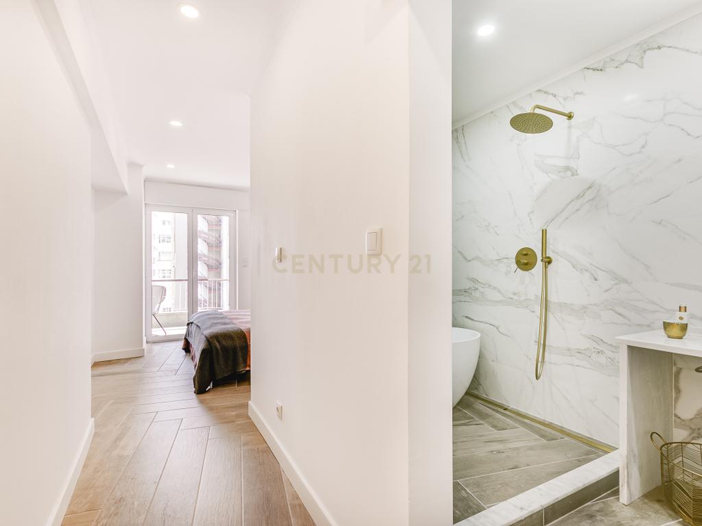 Apartamento T4 com 3 Suites, em zona Prime de Algés - Image 33