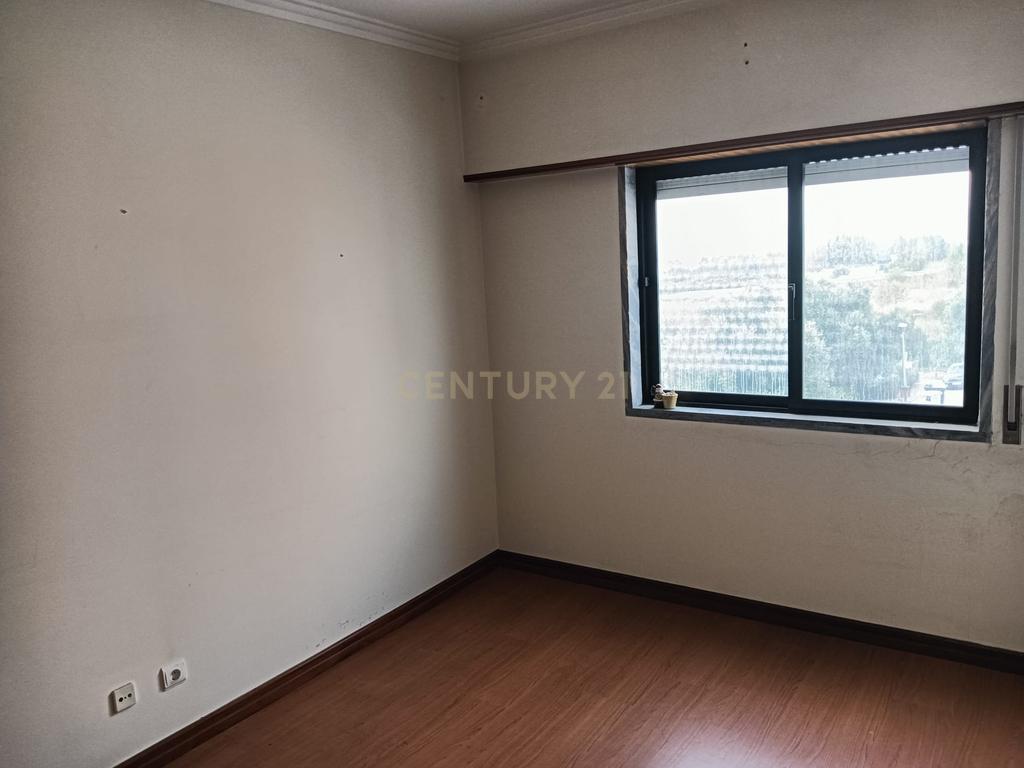T3 com Suite/Garagem e Arrecadação - Vialonga - Image 37