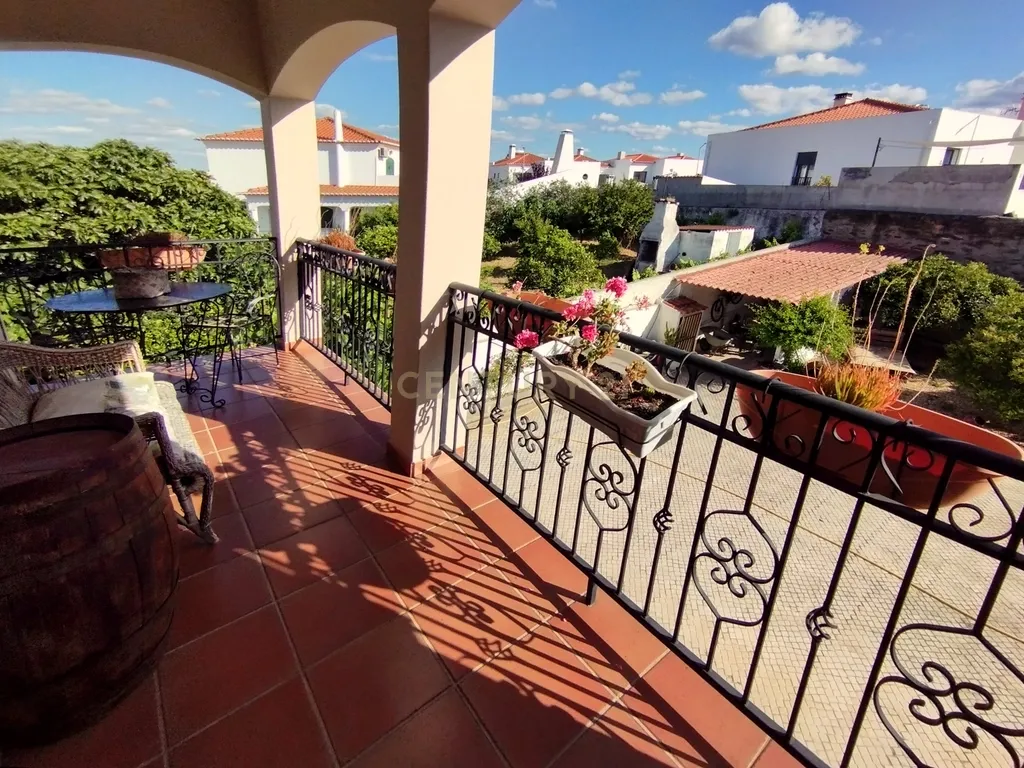 Oportunidade Única! Elegante Moradia + Apartamento T2 + Espaço + Funcionalidade = Qualidade de Vida. - Image 30