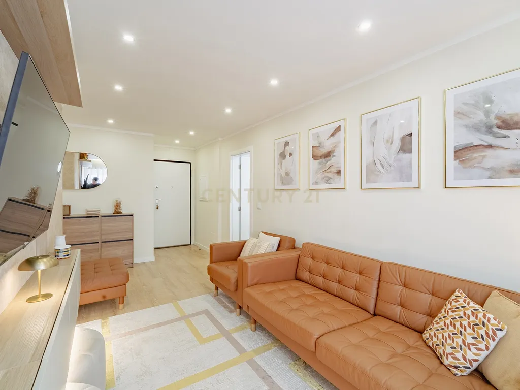 Apartamento T2 Remodelado na Torre da Marinha - Image 9