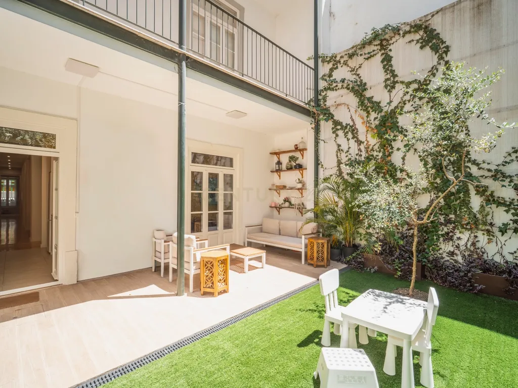 Apartamento Encantador com Jardim Privativo — Santo António, Lisboa - Image 4
