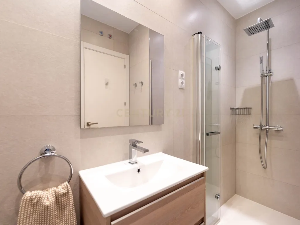 APARTAMENTO RENOVADO COM MOLDURAS E VARANDAS - Image 16