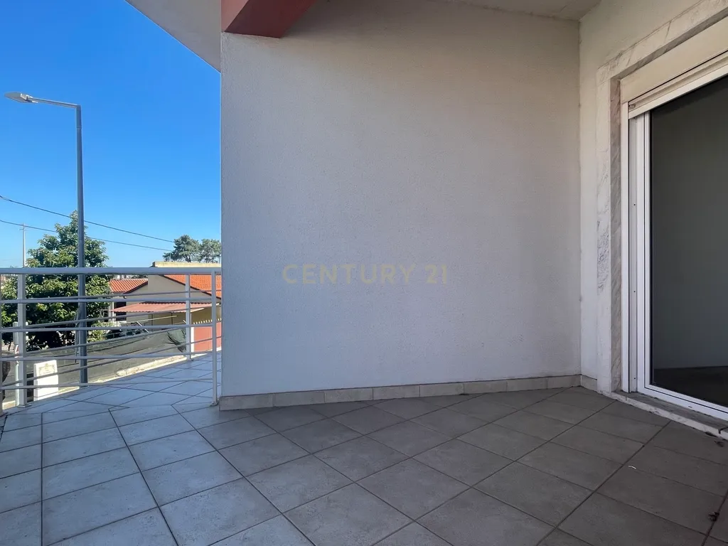 Apartamento T3, com Varandas e 3 Lugares de estacionamento, no Pinhal Novo - Image 5