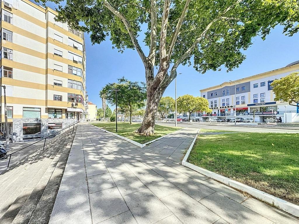 Loja pronta a estrear na Cruz de Pau – equipada, remodelada e com potencial para vários negócios!  - Image 25