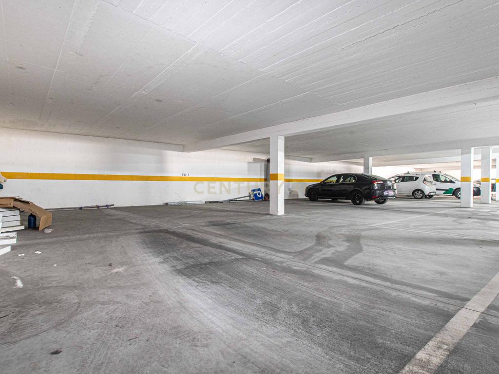 T4 Duplex Premium com Terraço / Arrecadação / 5 Lugares de Estacionamento / Marinha Grande - Image 8