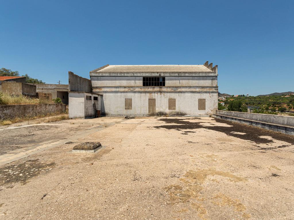 Moradia com 662m2, anexos e logradouro, para recuperação em Ponte de Salir - Image 33