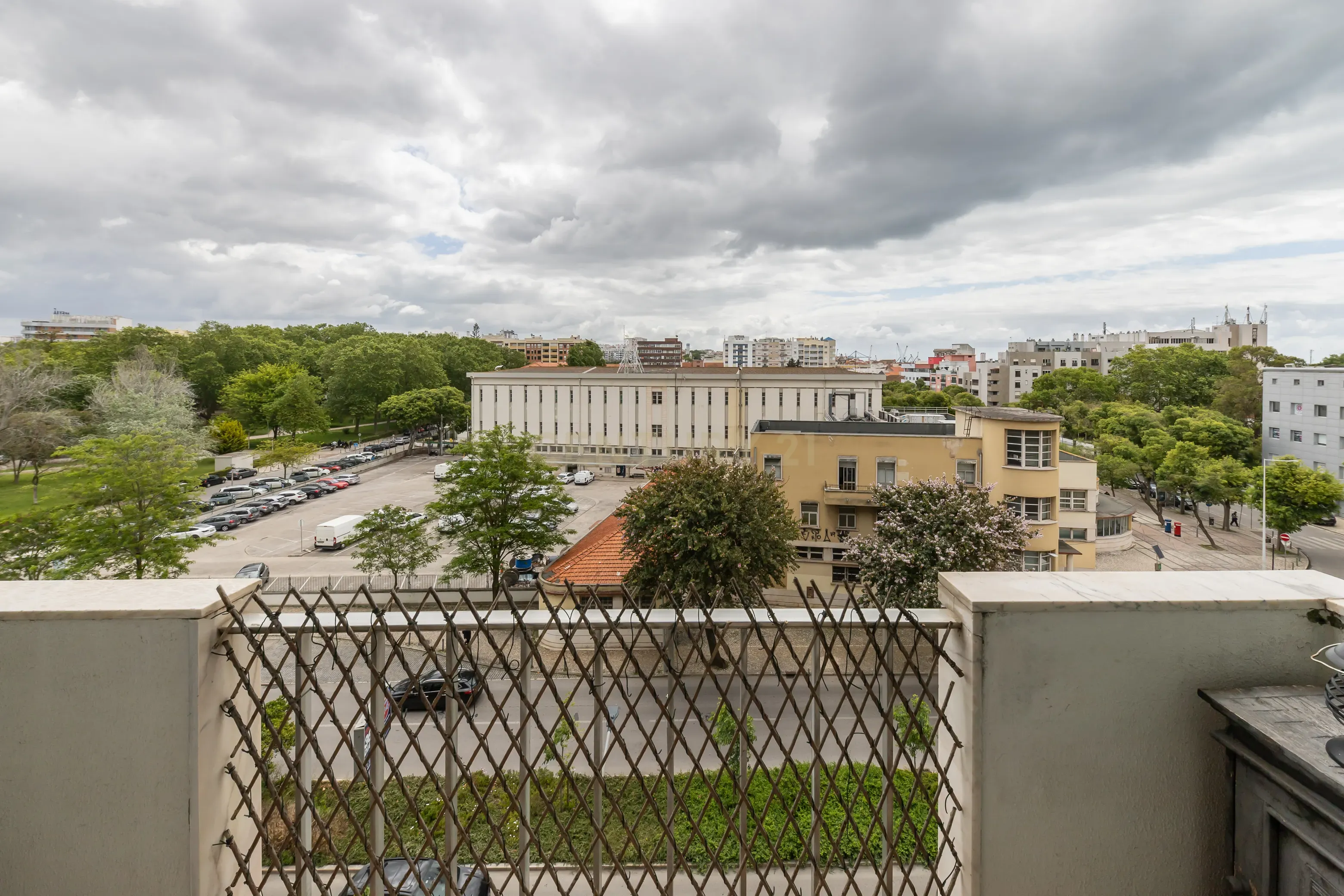 Apartamento T4 convertido em T3 - Totalmente Renovado com Materiais Premium no Centro de Setúbal - Image 36