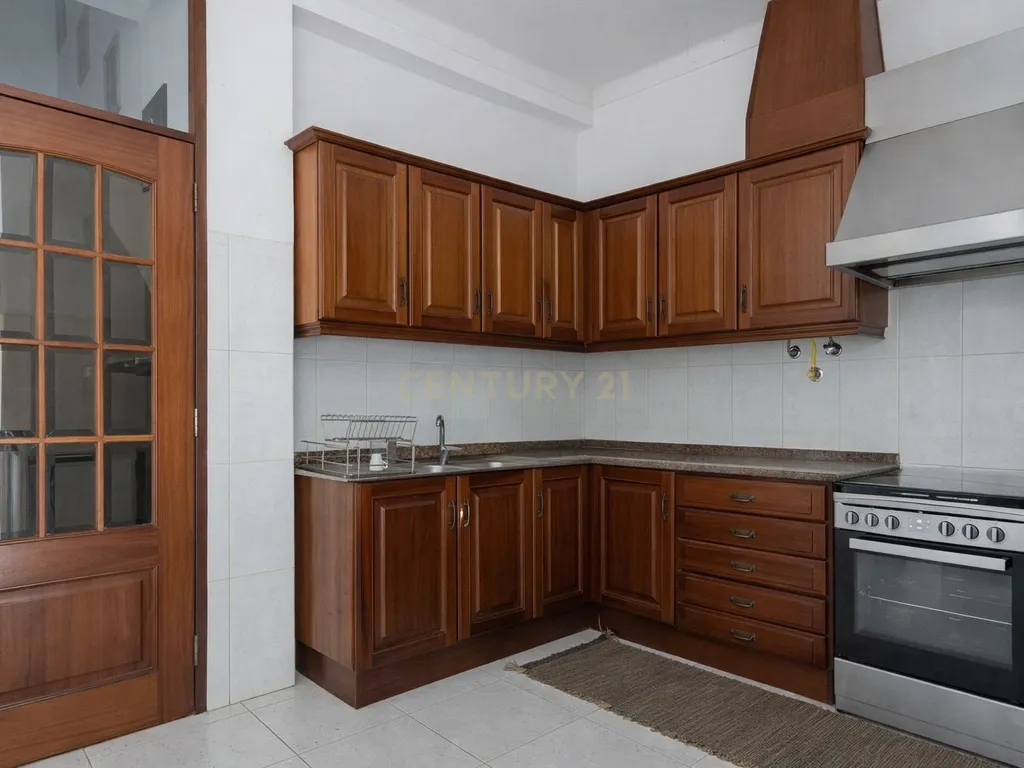 OPORTUNIDADE ÚNICA NA LOUSÃ – MORADIA COM GRANDE POTENCIAL (habitação e comércio) - Image 24