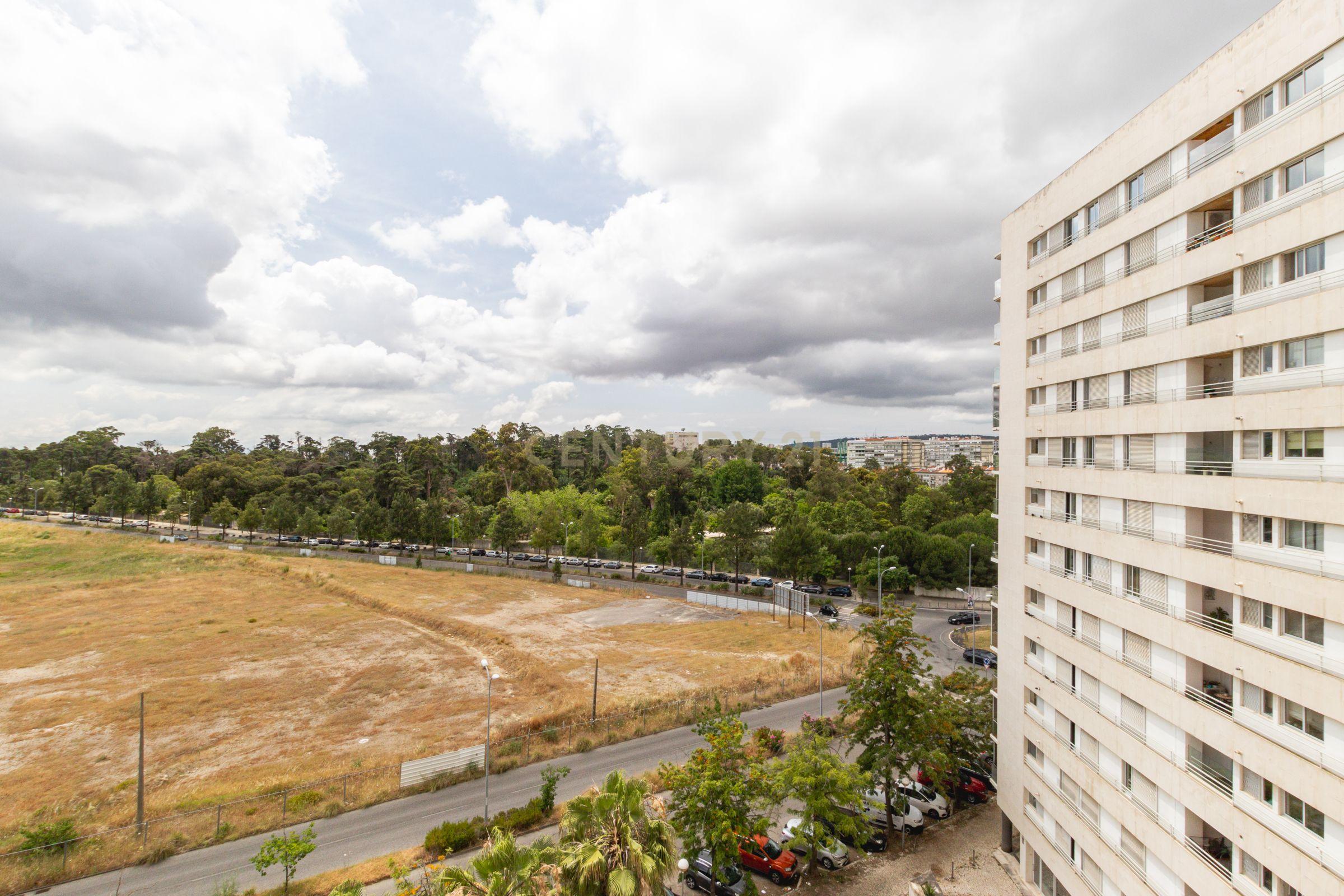 Apartamento T2 com Vista Panorâmica em Lisboa - Image 30