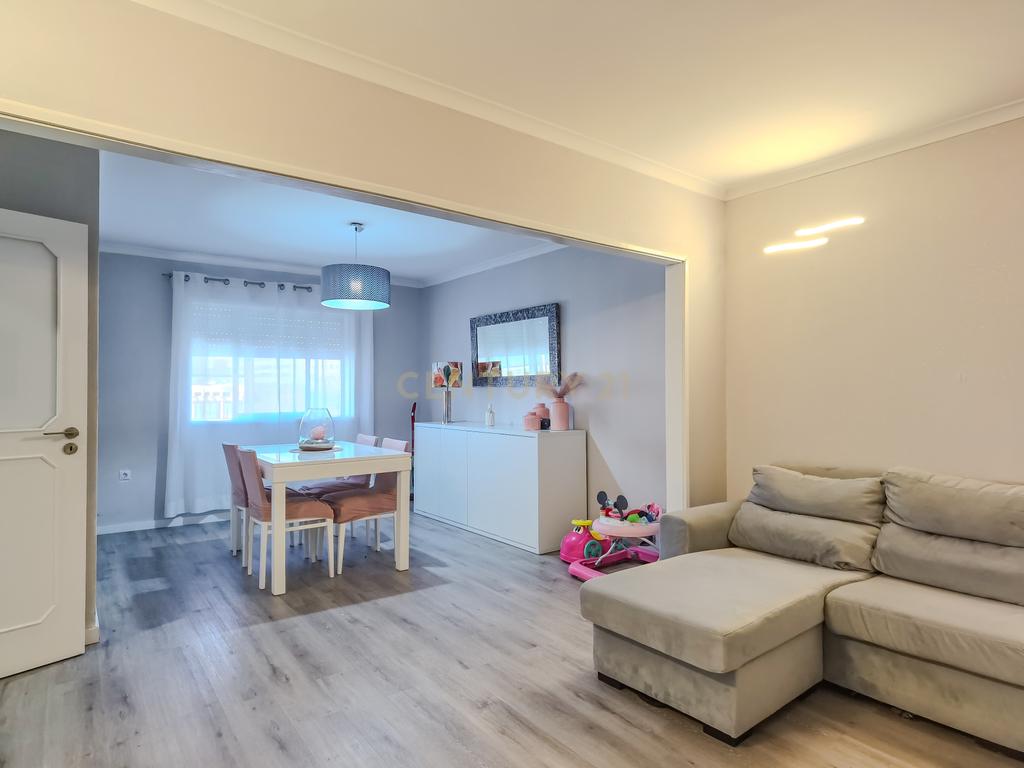 Apartamento T2, de 2 frentes, localizado em Rio Tinto, com Sótão e Garagem Box - Image 5